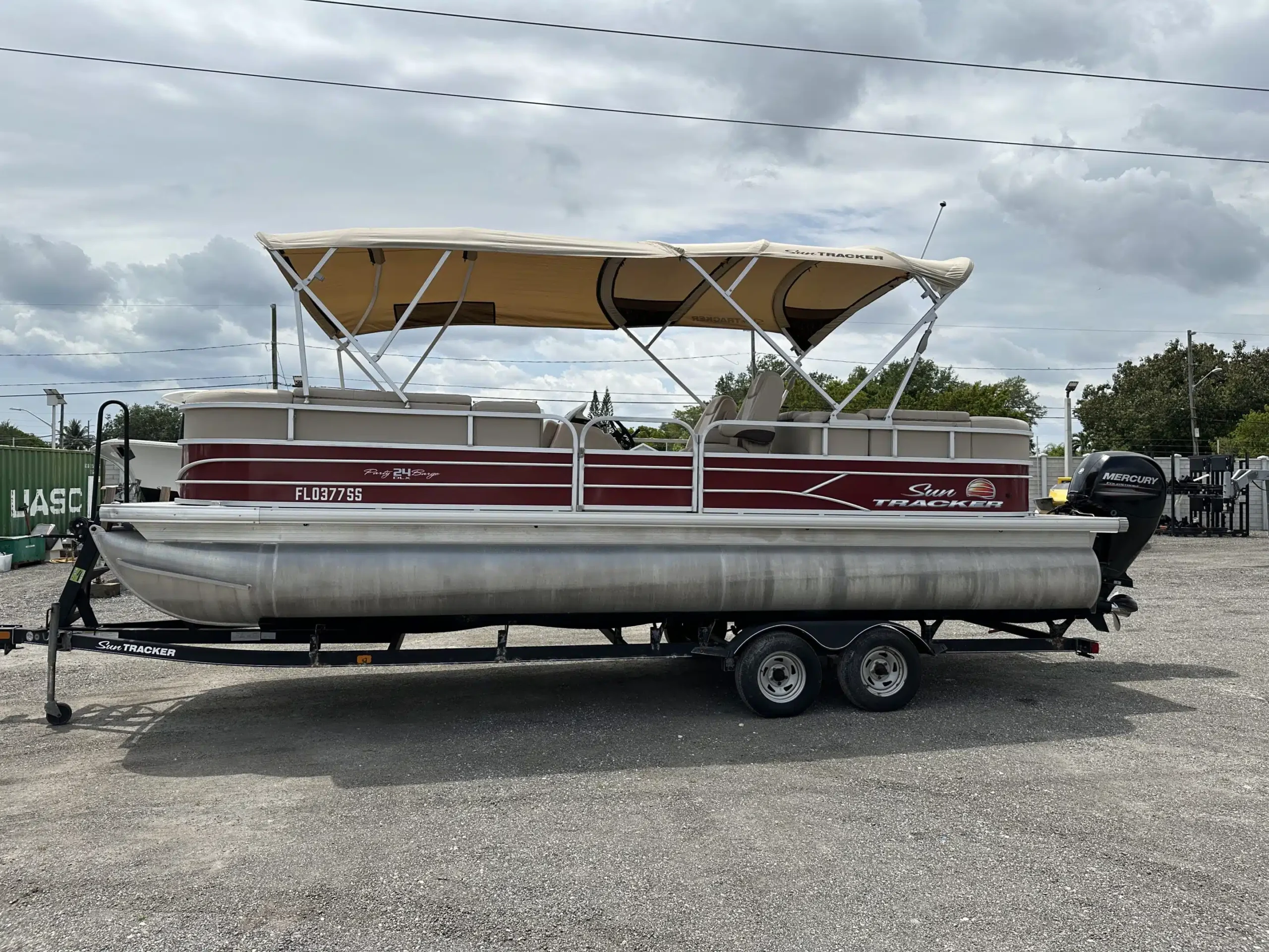 2019 Tracker Marine Party Barge 24 DLX