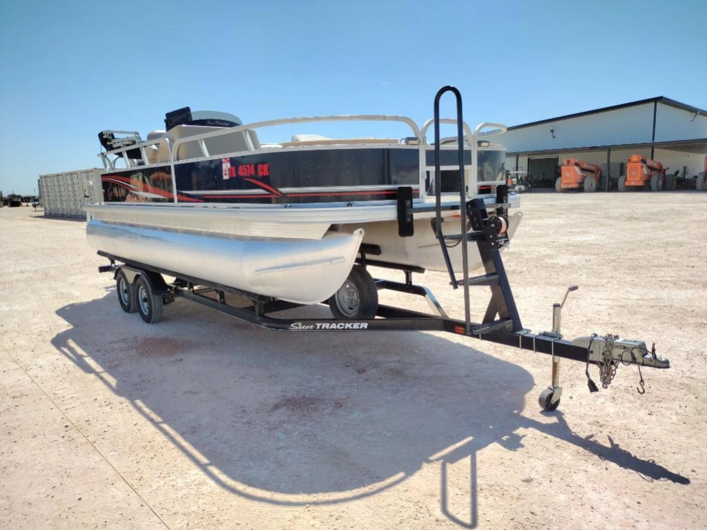 2014 Sun Tracker 20Ft Pontoon Boat with Trailer