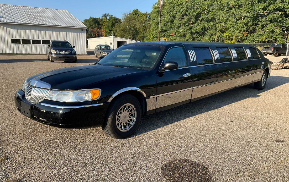 1999 LINCOLN TOWN CAR EXECUTIVE Limo