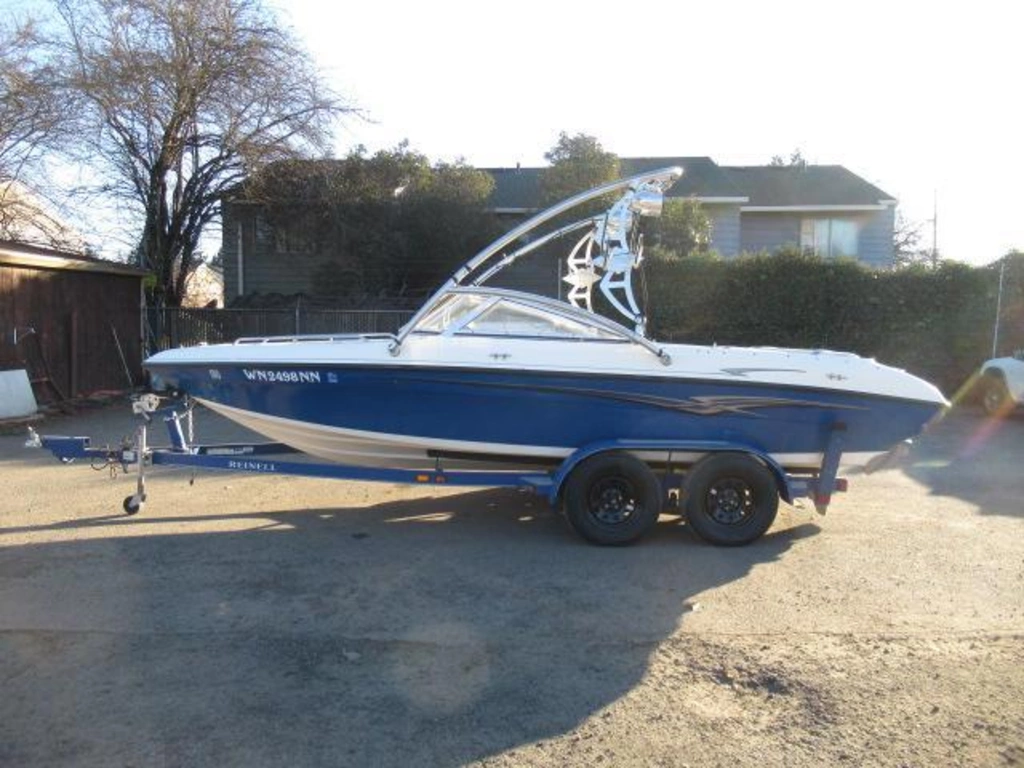 2004 REINELL 20′ 8-PERSON SKI BOAT