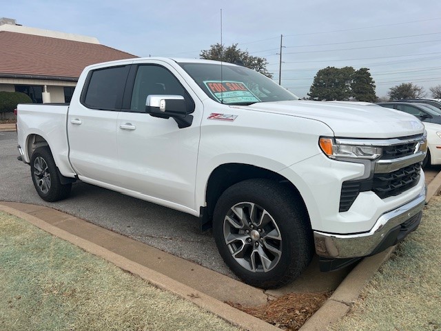 2024 Chevrolet Silverado  5.3 L V8  Z-71  4 wheel drive