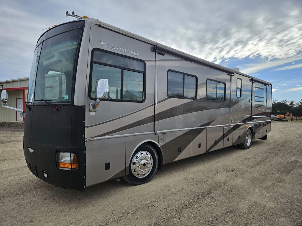 2005 Fleetwood Discovery 39′ Diesel Pusher