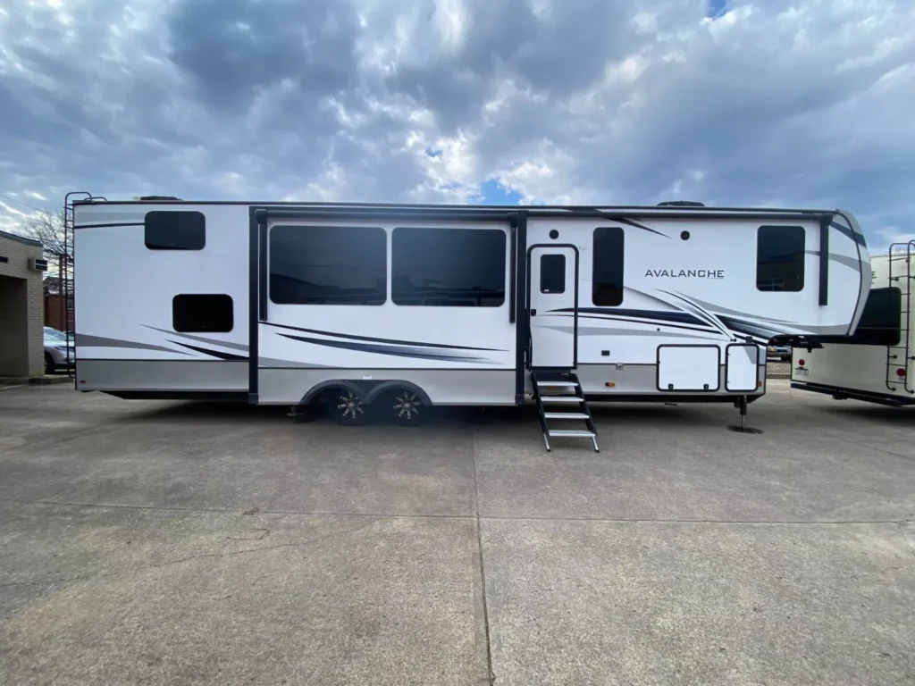 2022 Keystone Avalanche 390DS