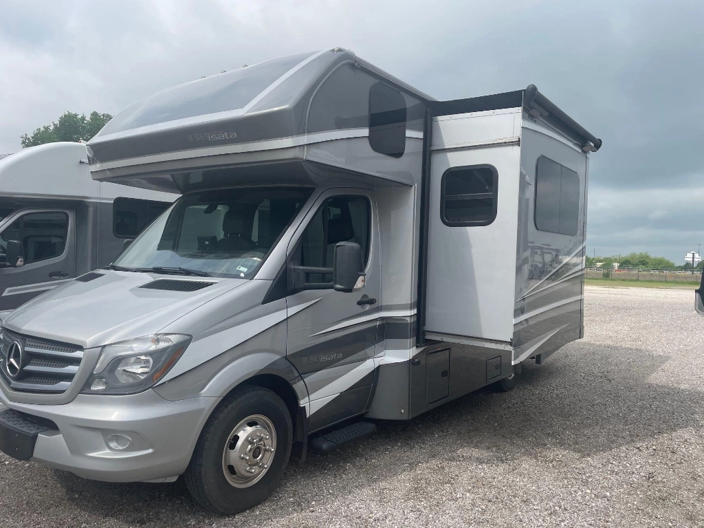 2020 Mercedes Benz Dynamax Isata 24RWM