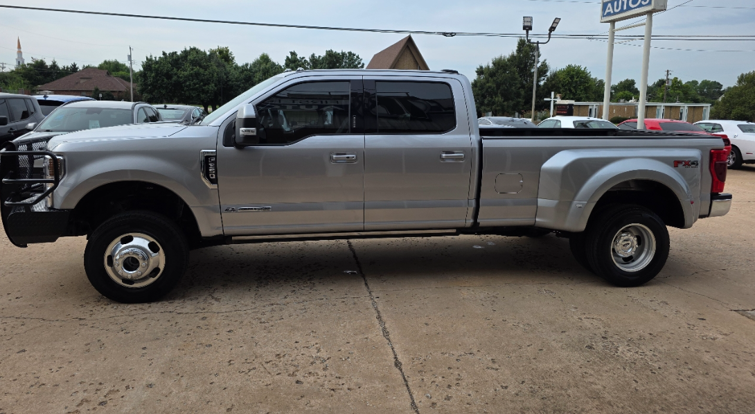 2022 Ford Super Duty F-350 DRW LARIAT 4WD Crew Cab 8′ Box