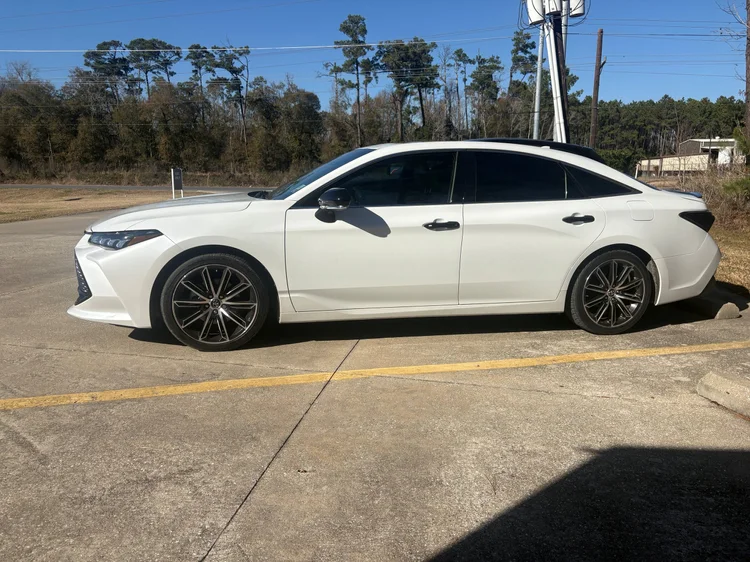 White 2019 Toyota Avalon XSE 4-Door Sedan