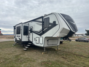 repo 2023 Grand Design Momentum 5th Wheel Toy Hauler MT320G