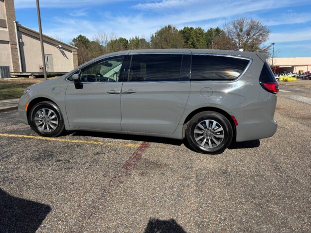 2023 Chrysler Pacifica 3.6L V6 Hybrid repo for sale