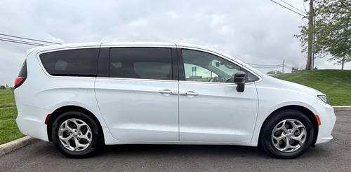 2024 Chrysler Pacifica repo for sale