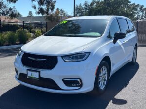2024 Pacifica Touring L repo for sale