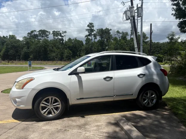 2013 White Nissan Rogue SV repo for sale