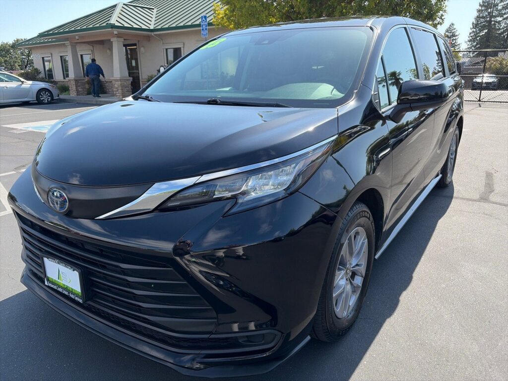 2023 Toyota Sienna LE 8-Passenger